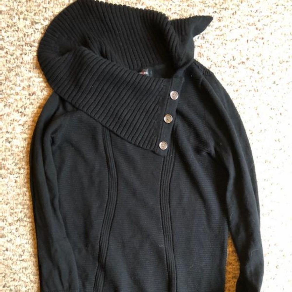 Black cotton knit sweater, slightly long, cowlneck